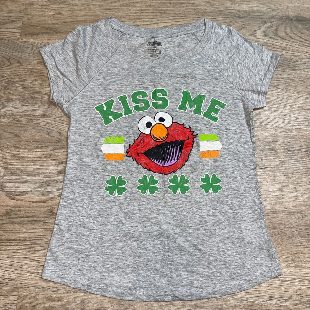 Sesame Street Elmo Womens Small St Patricks Day Shirt Kiss Me Grey Irish